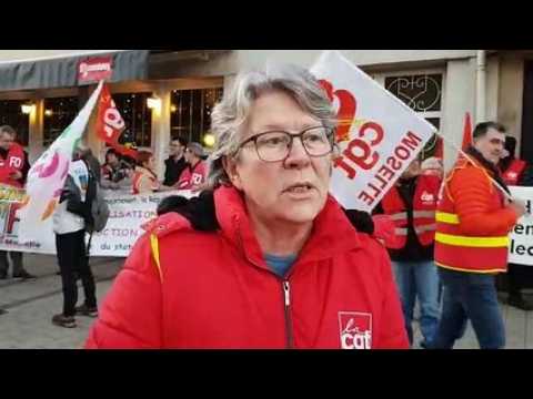 Sarreguemines : manifestation d'une intersyndical devant la permanence de la députée Nicole Trisse