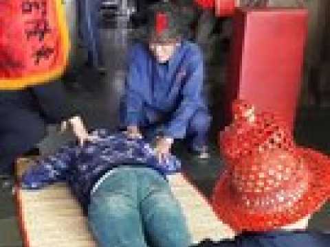 DNA - Pénitence à l'entrée d'un temple taoïste à Pingtung (au sud de Taïwan)