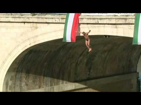 Italians jump into the Tiber in New Year's day tradition