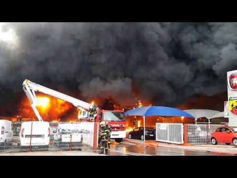Énorme incendie chez un concessionnaire automobile