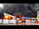 Énorme incendie chez un concessionnaire automobile