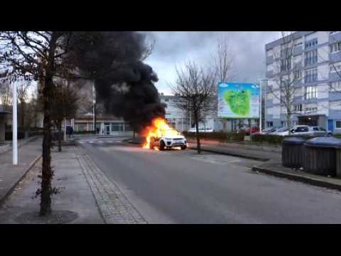 Voiture en feu rue Ernest-Colin à Saint-Dié-des-Vosges