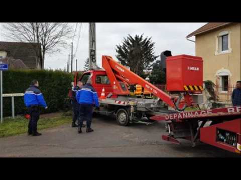 Le camion-benne finit dans la haie