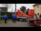 Le camion-benne finit dans la haie