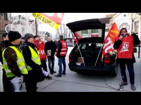 Rassemblement devant la gare de Montbéliard à l'appel des cheminots
