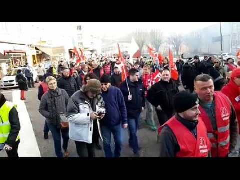 Grève du 5 décembre : le cortège quitte la place Thiers et arrive quai des Bons Enfants