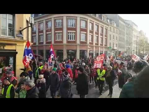 Metz : la manifestation arrive rue Serpenoise