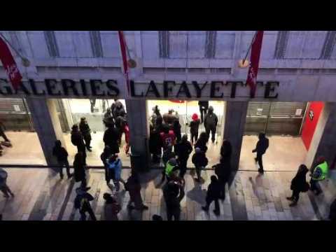 Grève du 5 décembre : des gilets jaunes tentent de s'infiltrer à l'intérieur des Galeries Lafayette