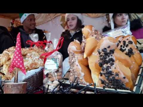 Les lycées du Pointet vendent leurs Bredala sur le marché de Noël de Thann