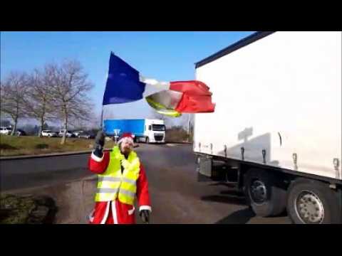 Le "Père Noël" et Obélix au rond-point de Phalsbourg