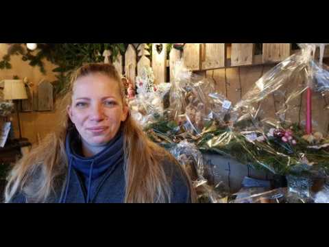 Au marché de Noël de Thann, Cindy Poirot, productrice et vendeuse de sapins, donne ses petits trucs pour conserver leur fraîcheur aux arbres de Noël