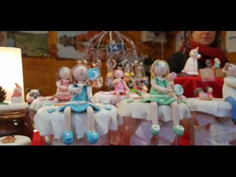 Au marché de Noël de Thann, Marilyn Sénéchal propose des figurines faites main en porcelaine froide.