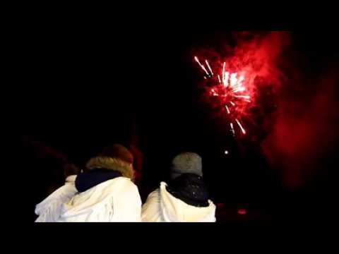 Les trois petits enfants de la Saint Nicolas devant l'église éponyme et le feu d'artifice à Neufchâteau