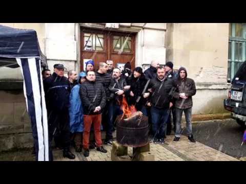 Bar-le-Duc (55) : La police casse le blocus des agents pénitentiaires , dans un bon esprit