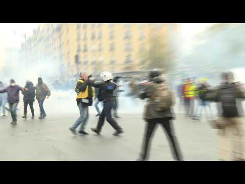 "Yellow vests" anniversary: clashes take place in Paris