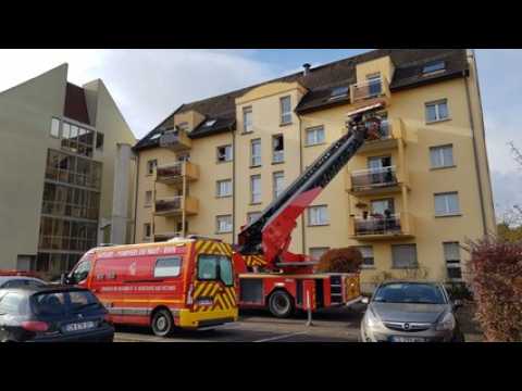La grande échelle pour secourir une femme victime d'une chute à son domicile