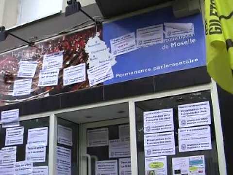 Saint-Avold : le cortège s'arrête devant la permanence de la députée de la 7e circonscription, Hélène Zannier pour y coller des tracts