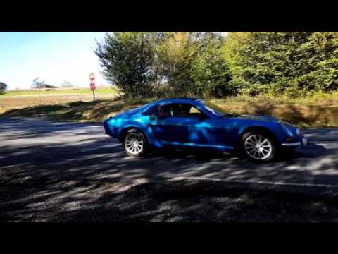 100 % tricolore, fabriquée à Dampierre-les-Bois, la Smarlinette inspirée de l'Alpine A110 cartonne