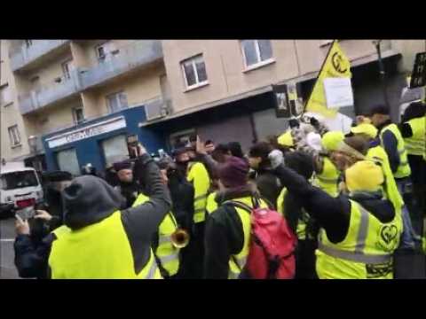 Saint-Avold : les Gilets jaunes bloqués par les CRS