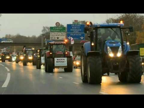 Tractors on the motorway head to Paris for farmer's protest