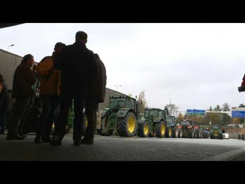 Hundreds of farmers converge on Paris, furious at low prices (3)