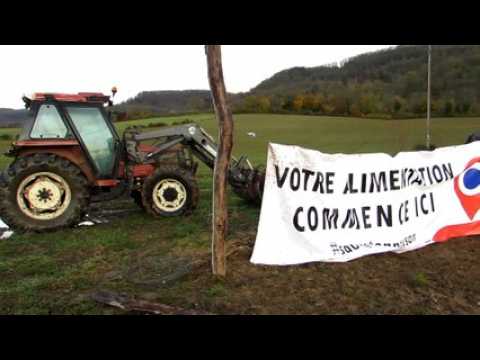 Les agriculteurs de la FDSEA39 installent une banderole entre Coligny et Saint-Amour