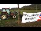 Les agriculteurs de la FDSEA39 installent une banderole entre Coligny et Saint-Amour