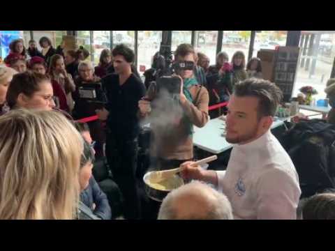 Épinal (88) : le chef Norbert Tarayre prépare une tofaille sans matière grasse au marché