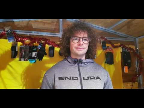 Maxime Guichardon, Alsace Bike Tour, propose des coffrets cadeau sur le marché de Noël de Thann