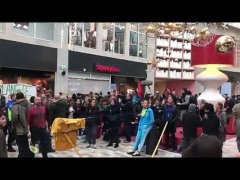 Besançon : les manifestants passage Pasteur