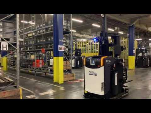 Des cars à fourche autonomes au sein de l'usine PSA de Sochaux