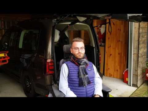 Arnaud Kremer au volant de sa première voiture adaptée