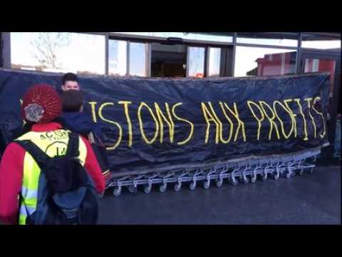 Manifestation à Chateaufarine : les manifestants devant le magasin