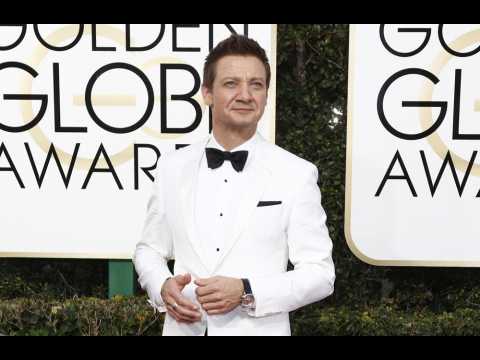 Jeremy Renner helps the homeless on Thanksgiving