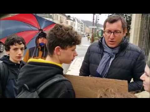 Les lycéens défilent pour le climat à Vesoul