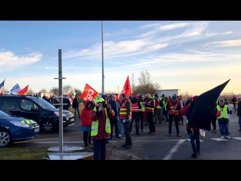 Retraites : un barrage filtrant de 150 personnes devant le péage de Chevrières