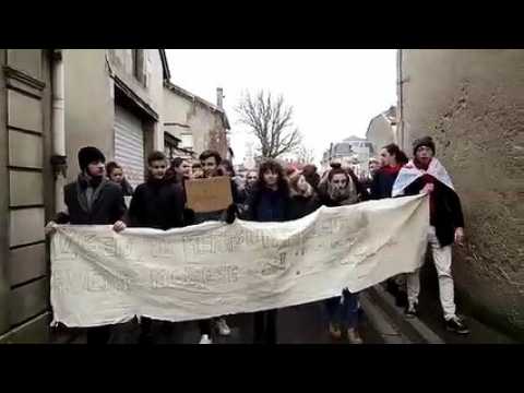 Défilé dans les rues Neufchâteau : 95 lycéens et syndicalistes entre chant des Partisans et Marseillaise