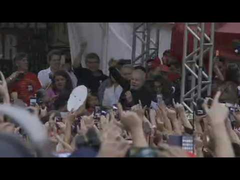 Brazil's Lula addresses supporters after walking free from jail (2)