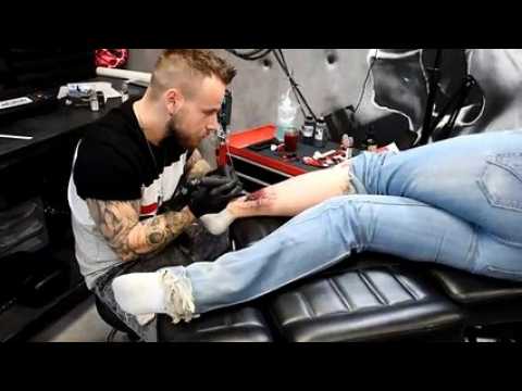 Johann Ehret, tatoueur participant à l'opération "tattoo flash" à Soppe-le-Bas