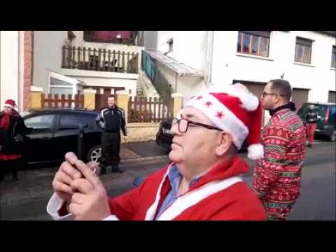 Le Père Noël et ses amis motards rendent visite à  Lina