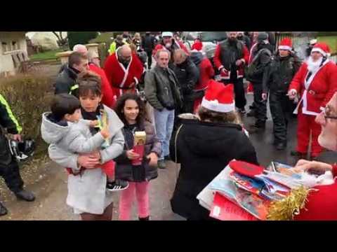 Le Père Noël rencontre les enfants malades à Épinal