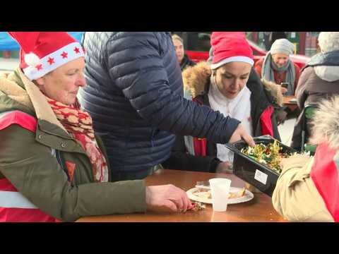 French strikers organise Christmas picnic in front of train station