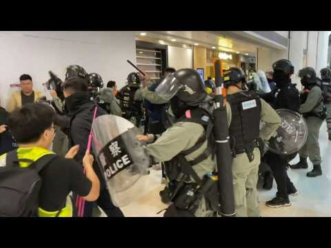 Hong Kong: Third day of Christmas mall clashes