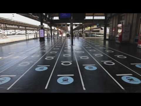 Paris train stations encourage passengers to maintain a safe distance