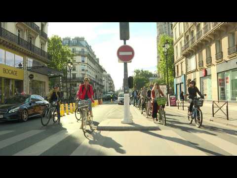 Cyclists on Paris's Rue de Rivoli
