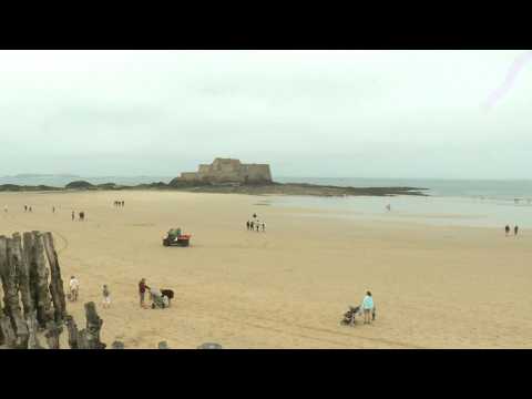 Saint-Malo beach open to users over long weekend but not for lounging