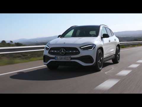 The new Mercedes-Benz GLA 250 4MATIC in White metallic Driving Video