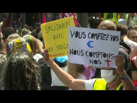 Thousands march for public hospitals in Paris
