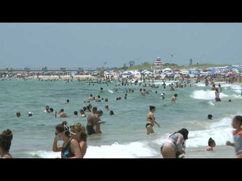 Florida residents head to the beach despite virus surge
