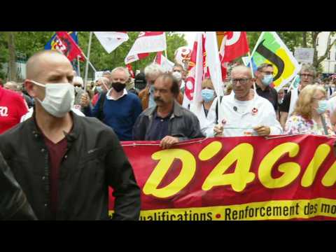 Health workers protest in streets of Paris
